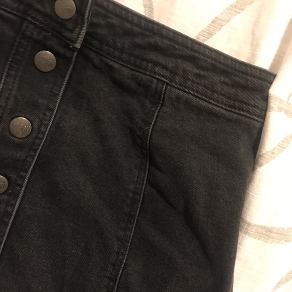 Maxwell: size 6 plain black button up jeanskirt - Picture 3 of 3